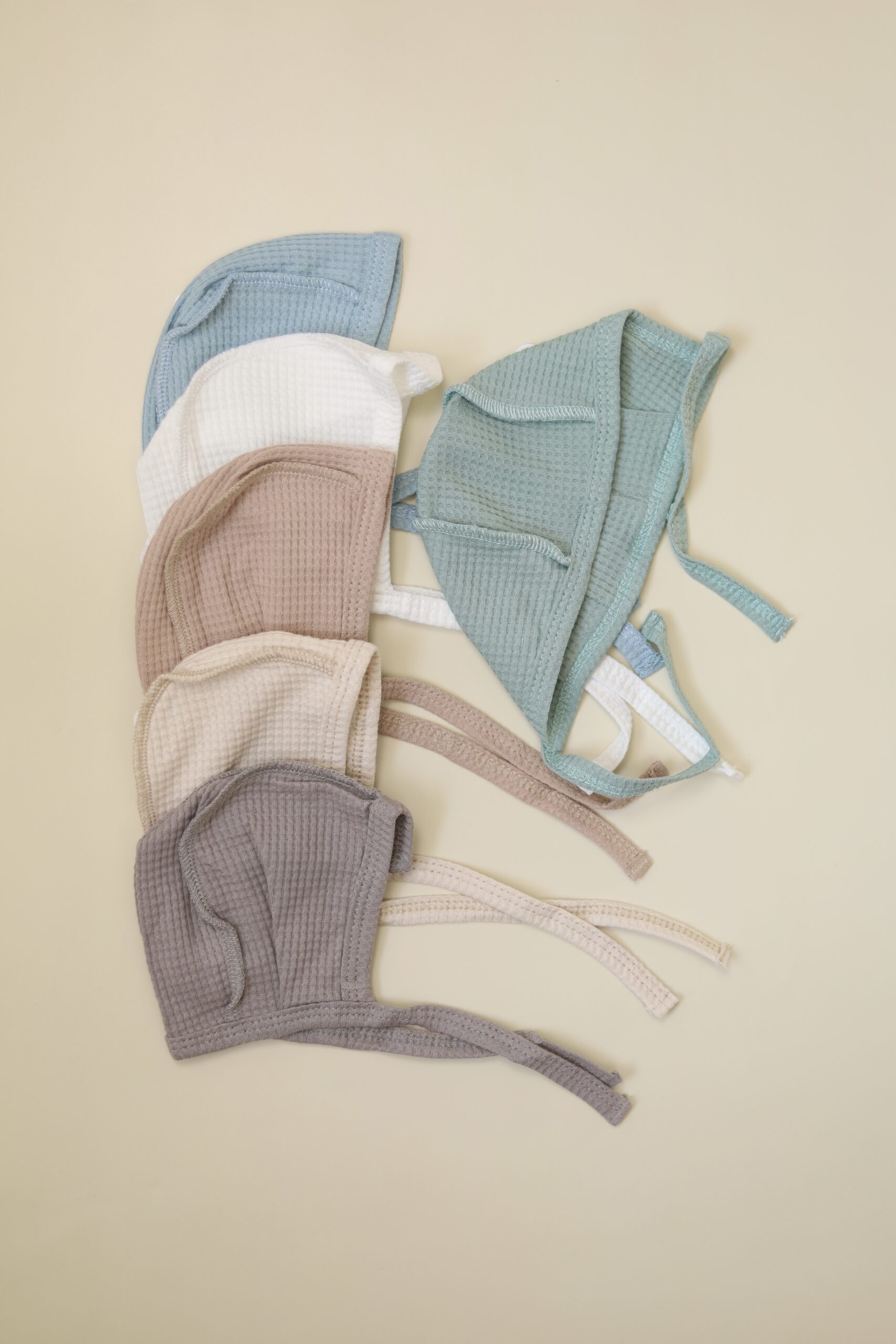 Чепчик MATUSHKIN на завязках, швы наружу, интерлок-вафля 1