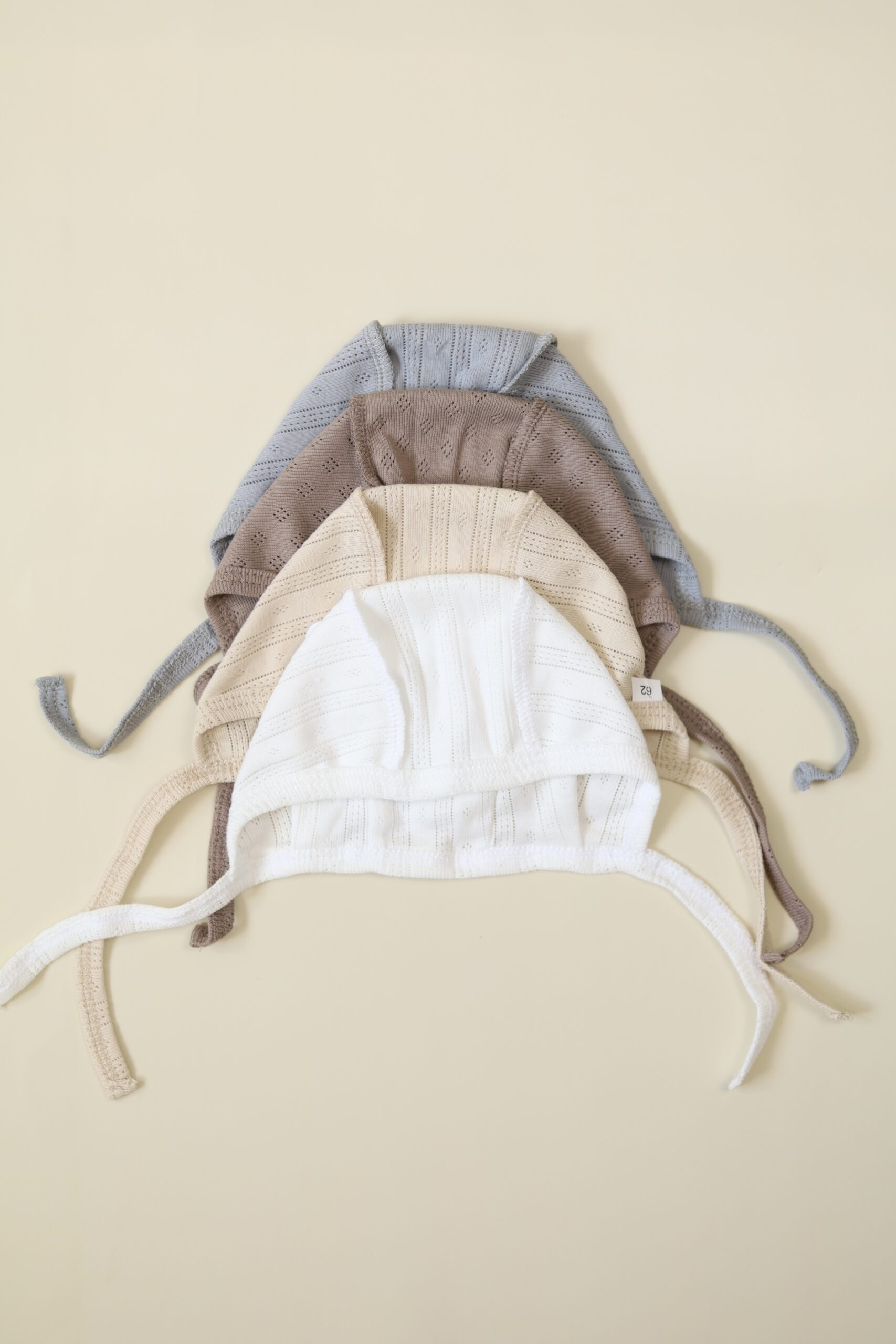 Чепчик MATUSHKIN на завязках, швы наружу, трансферная рибана 1