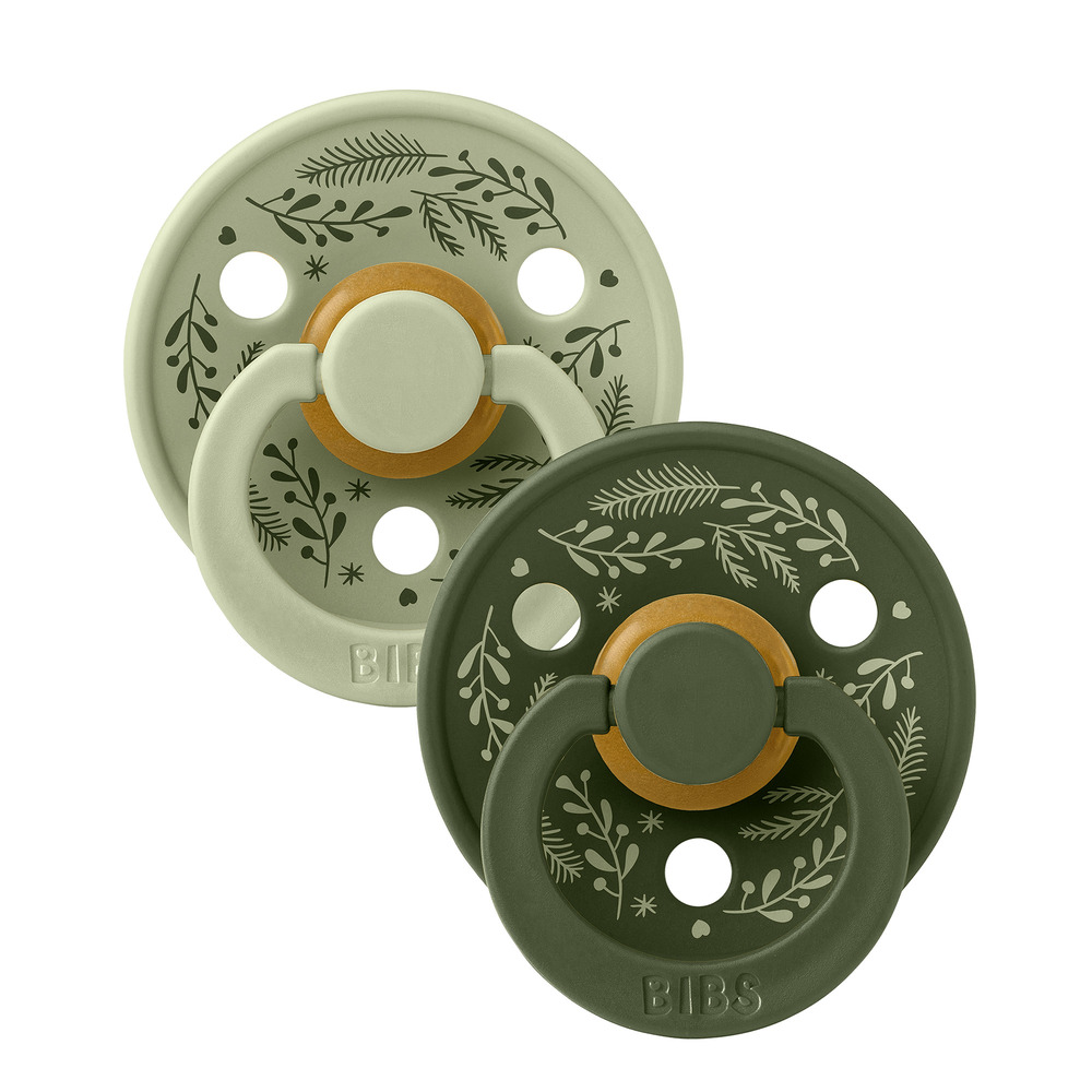 Набор пустышек латексных BIBS Colour - Holiday, 2 шт. 6+ мес. 1 Набор пустышек BIBS Colour Holiday — 2 шт. В комплект входят две латексные пустышки BIBS в актуальных оттенках. Каждая пустышка украшена праздничными принтами, вдохновлёнными винтажными лентами и ретровечеринками, создавая атмосферу зимнего праздника: калейдоскоп узоров, семейные фотографии и уютный домашний текстиль. Паттерны коллекции BIBS Colour Holiday напоминают старинный узор с праздничной скатерти — смело, весело и очень празднично. Пустышка Colour — легендарная модель BIBS, представленная на рынке с 1978 года. Круглый сосок повторяет форму, мягкость и естественное движение соска матери при кормлении грудью, благодаря чему подходит малышам с рождения и полностью совместима с грудным вскармливанием. Изогнутый щиток минимизирует контакт с нежной кожей вокруг рта ребёнка. Специальные вентиляционные отверстия делают пустышку ортодонтически безопасной. Материалы пустышек BIBS экологичны и полностью безопасны: латекс не содержит бисфенол А, ПВХ и фталаты. Соответствует стандарту EN 1400+A2. В России изделие прошло все необходимые тесты и сертифицировано для детей 0+ по EAC. Сочетайте пустышки с аксессуарами для кормления BIBS разных материалов, скоростей потока, размеров и цветов, чтобы подобрать оптимальное решение для плавного перехода между грудным вскармливанием, бутылочкой и пустышкой.